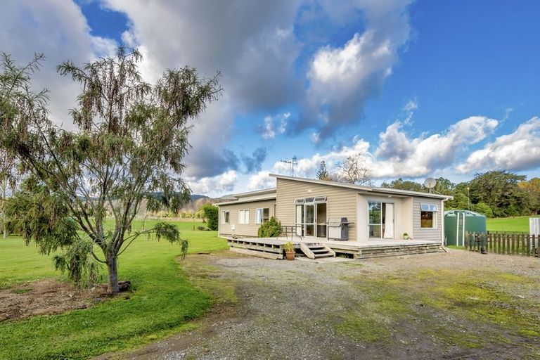 Photo of property in 37a Waikawa Beach Road, Manakau, Levin, 5573
