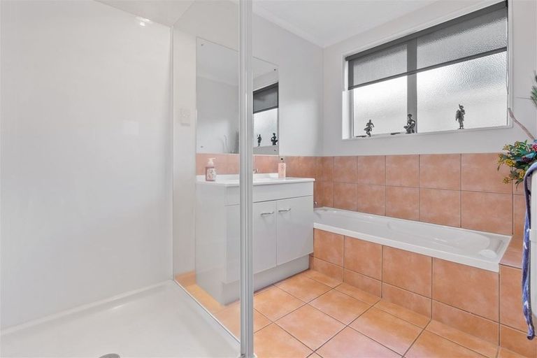 Photo of property in 15 Mt Lebanon Crescent, The Gardens, Auckland, 2105