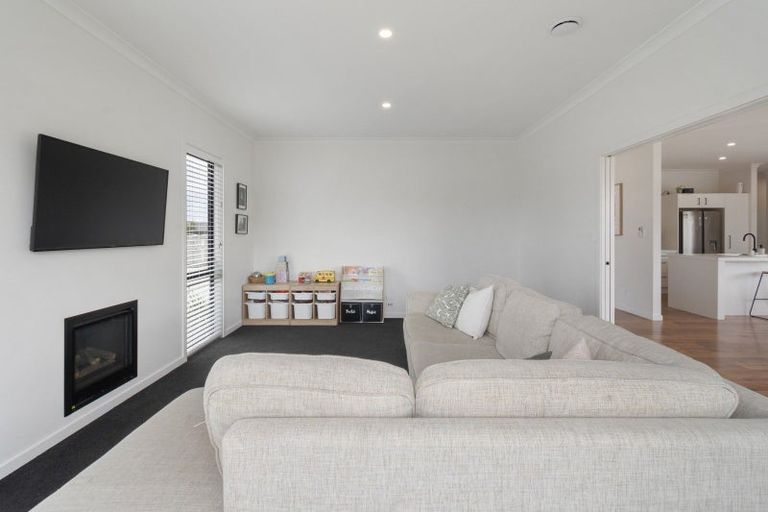 Photo of property in 18 Atlantic Drive, Fitzherbert, Palmerston North, 4410