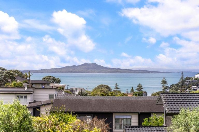 Photo of property in 2/9 Folkestone Street, Murrays Bay, Auckland, 0630