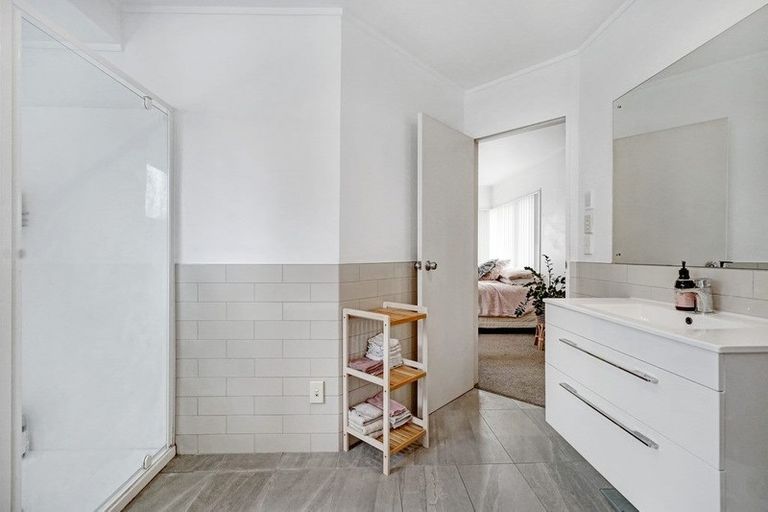 Photo of property in 4 Tiroroa Avenue, Te Atatu South, Auckland, 0610