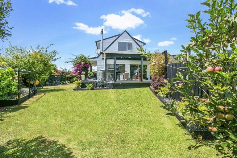 Photo of property in 2 Titiwai Place, Birkenhead, Auckland, 0626