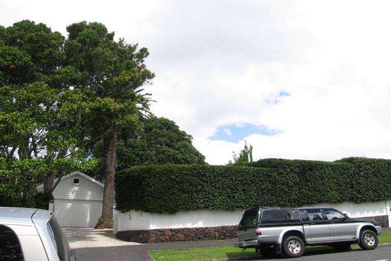 Photo of property in 21 Stanley Point Road, Stanley Point, Auckland, 0624