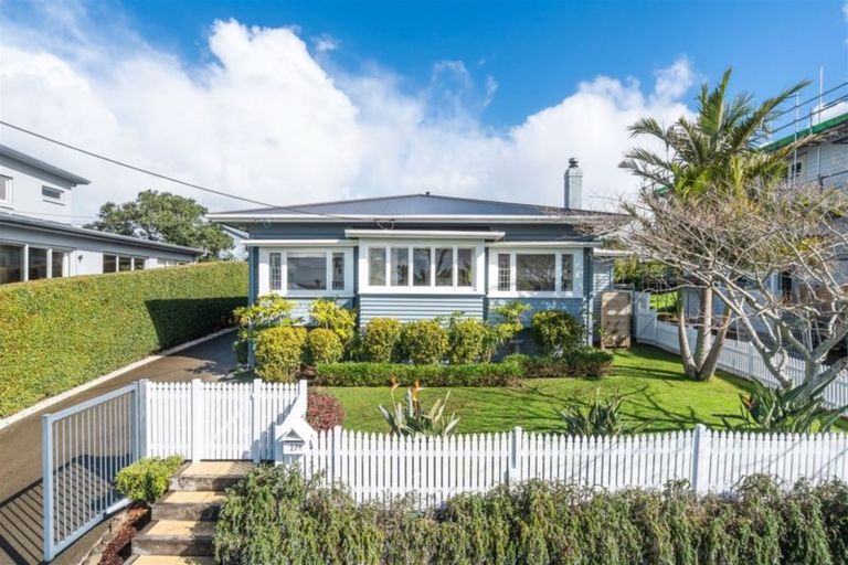 Photo of property in 27 Merani Street, Narrow Neck, Auckland, 0622