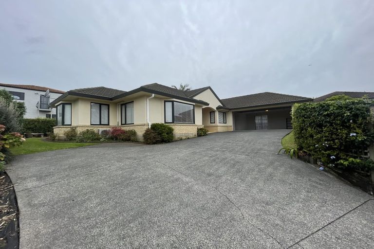 Photo of property in 8 Isaac Place, East Tamaki Heights, Auckland, 2016