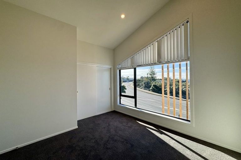 Photo of property in 5/506 Glenfield Road, Bayview, Auckland, 0629