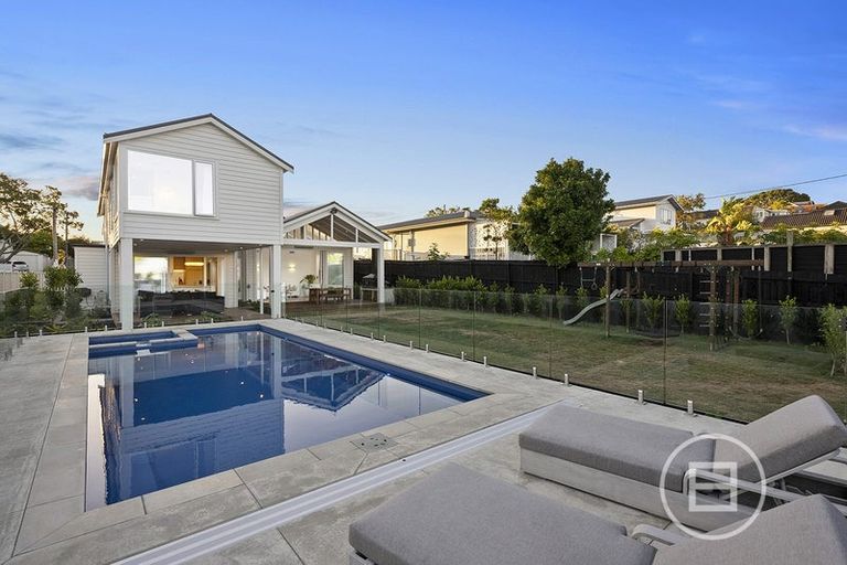 Photo of property in 15 Church Street, Northcote Point, Auckland, 0627