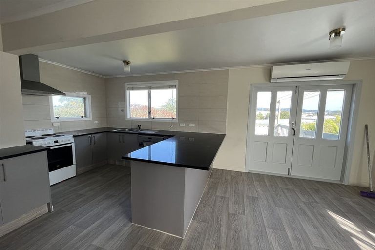 Photo of property in 424 Old Te Atatu Road, Te Atatu Peninsula, Auckland, 0610