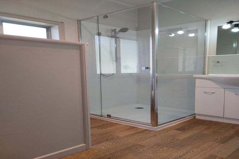 Photo of property in 42 Archibald Road, Kelston, Auckland, 0602