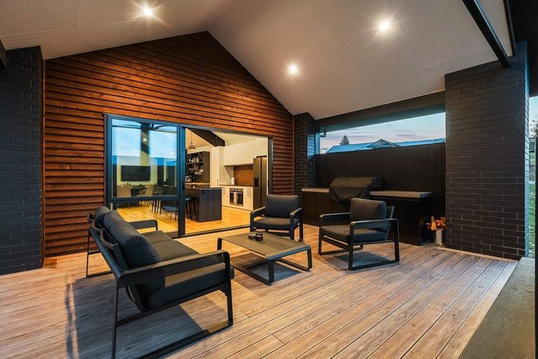 Photo of property in 2 Vickers Way, Acacia Bay, Taupo, 3385