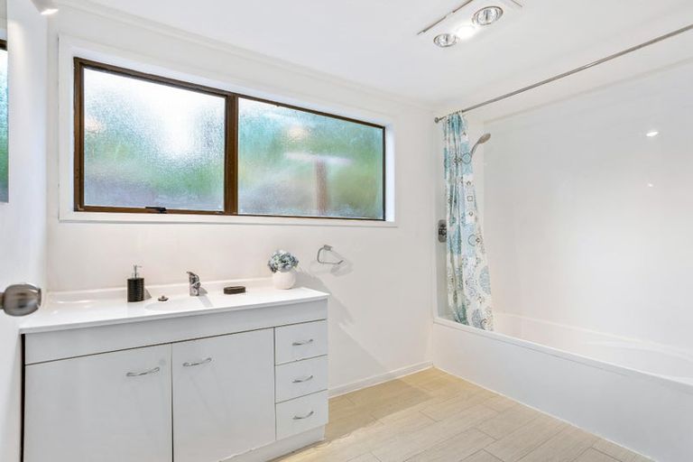 Photo of property in 42 Glenbervie Crescent, Massey, Auckland, 0614