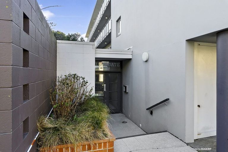 Photo of property in Kingsgate Flats, 10 Austin Street, Mount Victoria, Wellington, 6011