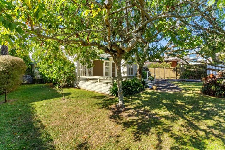 Photo of property in 3 Frieston Road, Milford, Auckland, 0620