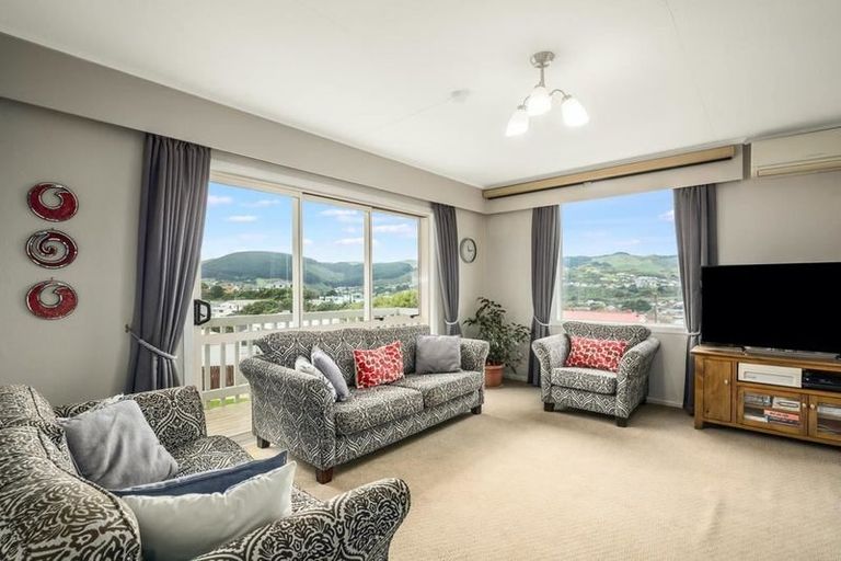 Photo of property in 3 Mckelvey Place, Tawa, Wellington, 5028