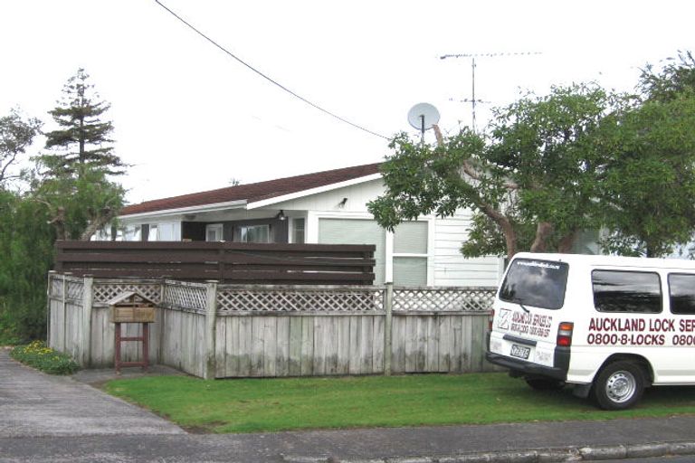 Photo of property in 1/77 Tiroroa Avenue, Te Atatu South, Auckland, 0610