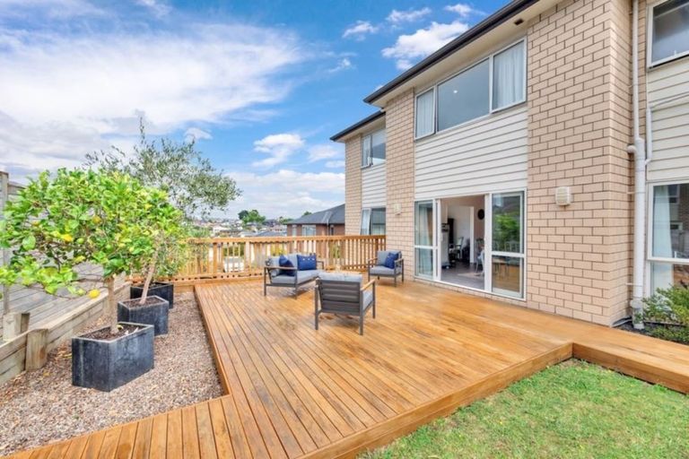 Photo of property in 47 Sohlue Place, Oteha, Auckland, 0632