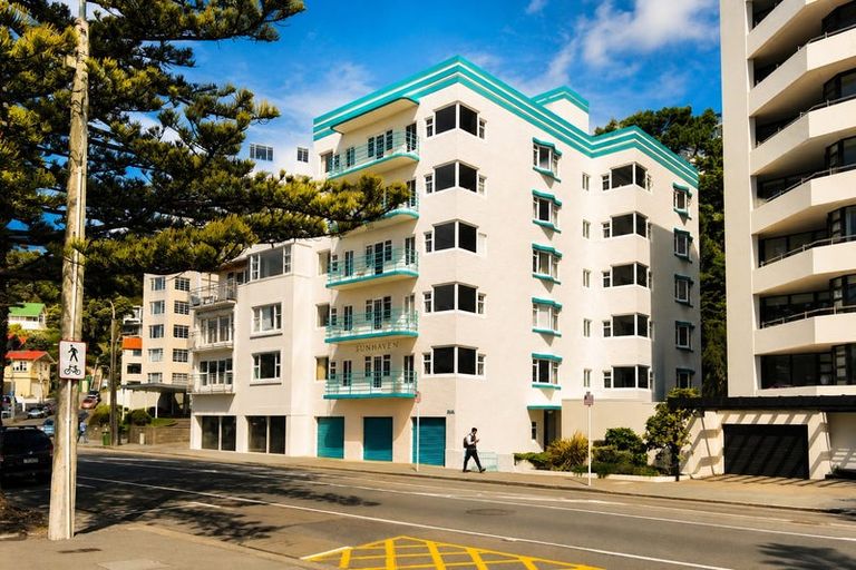Photo of property in Sunhaven Flats, 262 Oriental Parade, Oriental Bay, Wellington, 6011