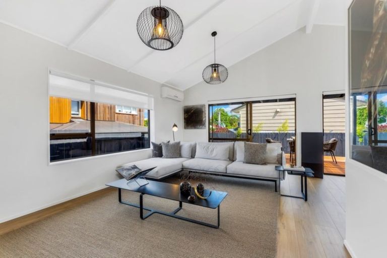 Photo of property in 2/17 Oliver Street, Point Chevalier, Auckland, 1022