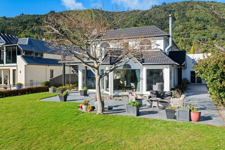 Photo of property in 37 Waikawa Road, Picton, 7220