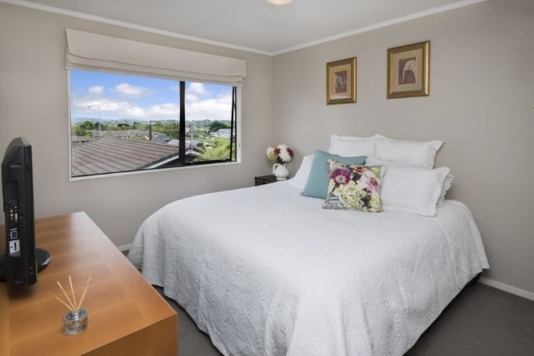Photo of property in 2/98 Gosford Drive, Botany Downs, Auckland, 2010
