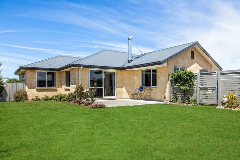 Photo of property in 4 Loe Place, Amberley, 7410