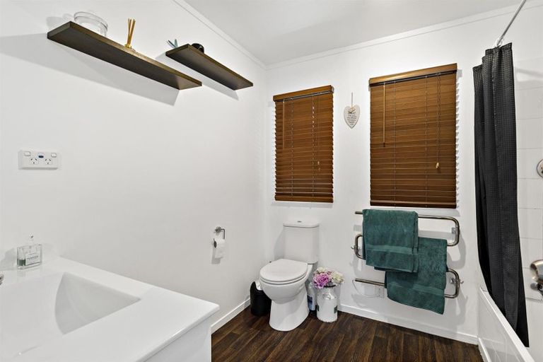 Photo of property in 49a Springs Road, Parakai, 0830