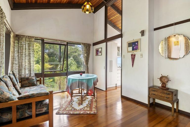 Photo of property in 8 Shearwater Rise, Rothesay Bay, Auckland, 0630