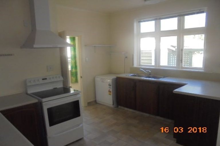 Photo of property in 14 Saint Albans Grove, Woburn, Lower Hutt, 5010