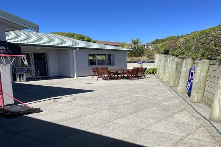 Photo of property in 40 Te Puia Drive, Aotea, Porirua, 5024