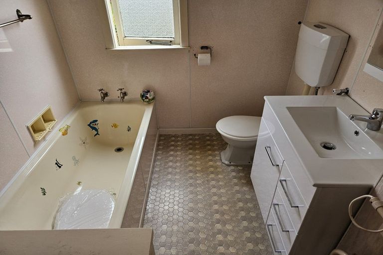 Photo of property in 34 Eastglen Road, Glen Eden, Auckland, 0602