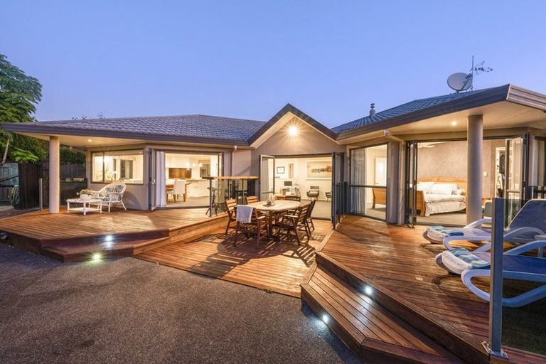 Photo of property in 8 Almond Grove, Greenhithe, Auckland, 0632