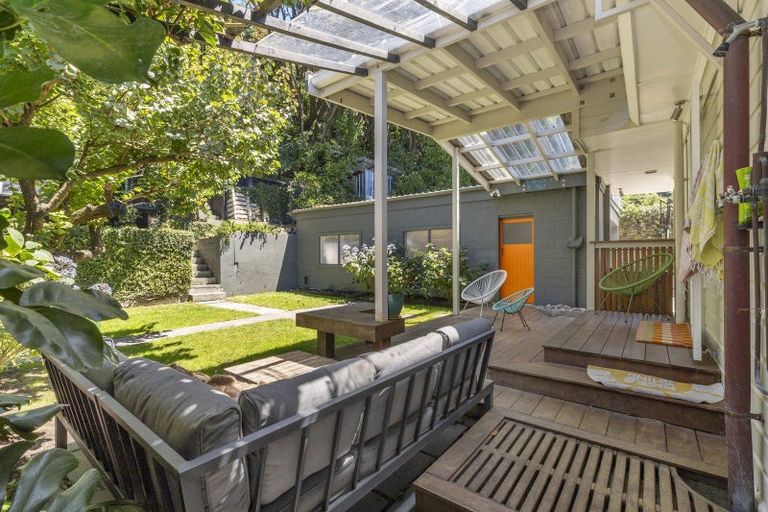 Photo of property in 318 Queens Drive, Lyall Bay, Wellington, 6022