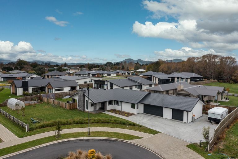 Photo of property in 17 Rodeo Place, Outram, 9019