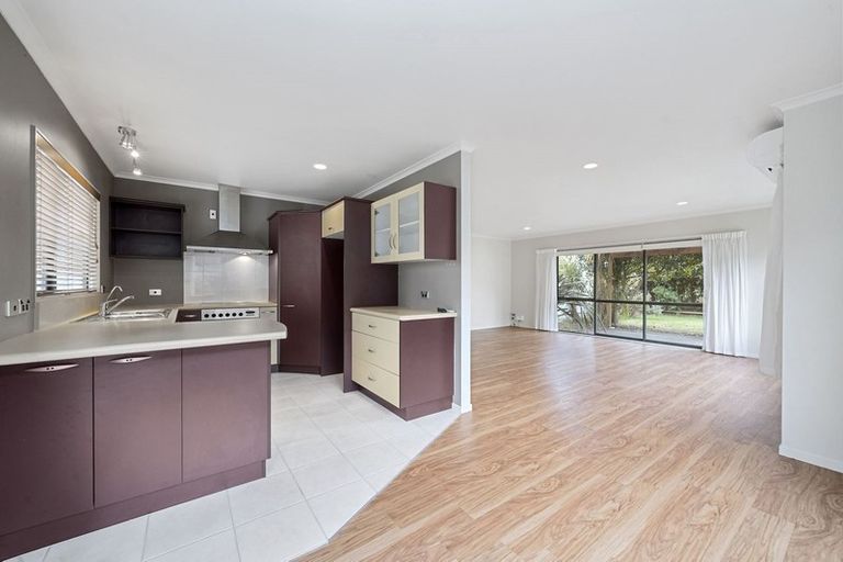 Photo of property in 71 Guildford Drive, Paraparaumu, 5032