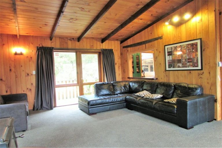 Photo of property in 130 Wyndham Road, Pinehaven, Upper Hutt, 5019