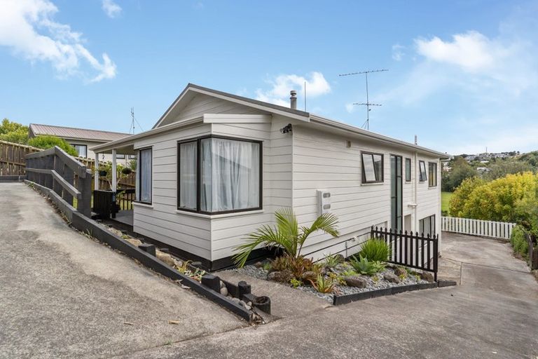 Photo of property in 64 Trias Road, Totara Vale, Auckland, 0629
