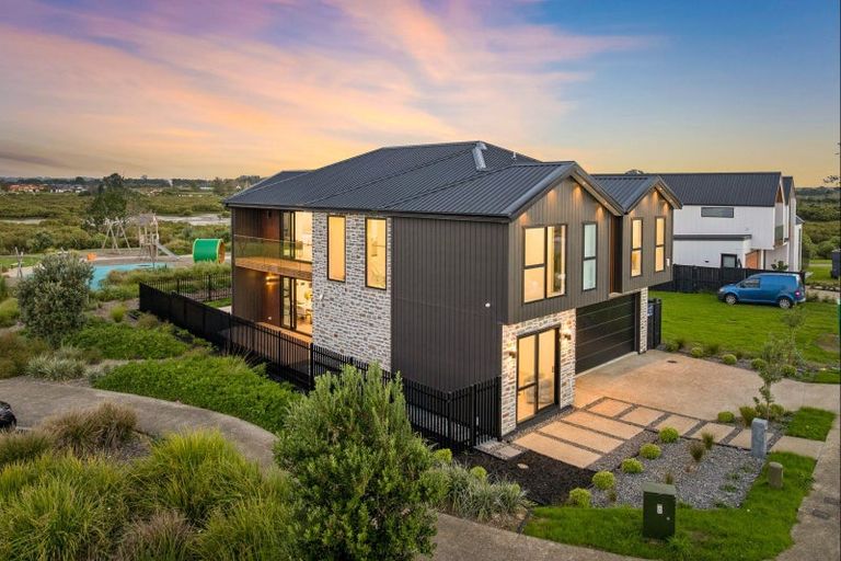 Photo of property in 32 Catalina Avenue, Rosehill, Papakura, 2113