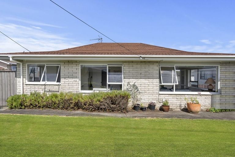 Photo of property in 1/141 Chivalry Road, Glenfield, Auckland, 0629