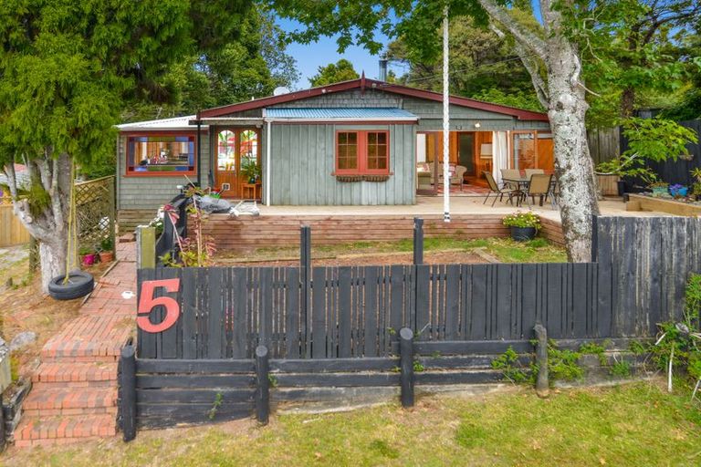 Photo of property in 5 Staley Road, Parau, Auckland, 0604
