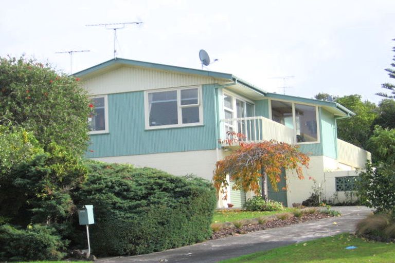 Photo of property in 12 Birdie Place, Red Beach, 0932