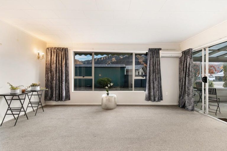 Photo of property in 10 Adamson Drive, Arrowtown, 9302