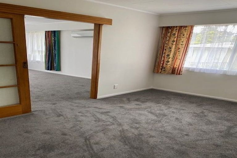 Photo of property in 6 Temuri Place, Glendene, Auckland, 0602