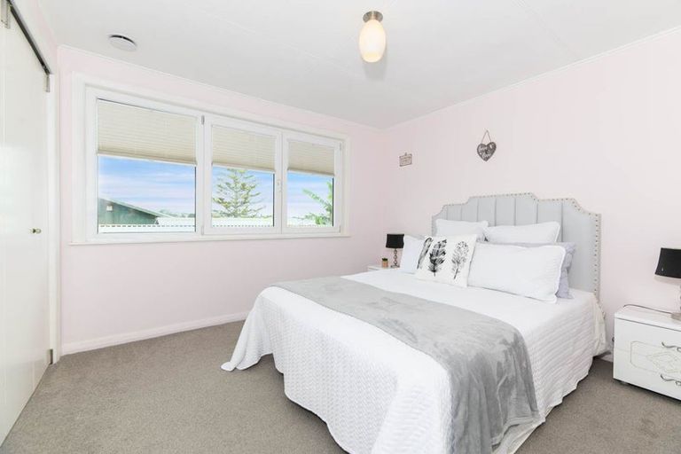 Photo of property in 32 Roseman Avenue, Mount Roskill, Auckland, 1041