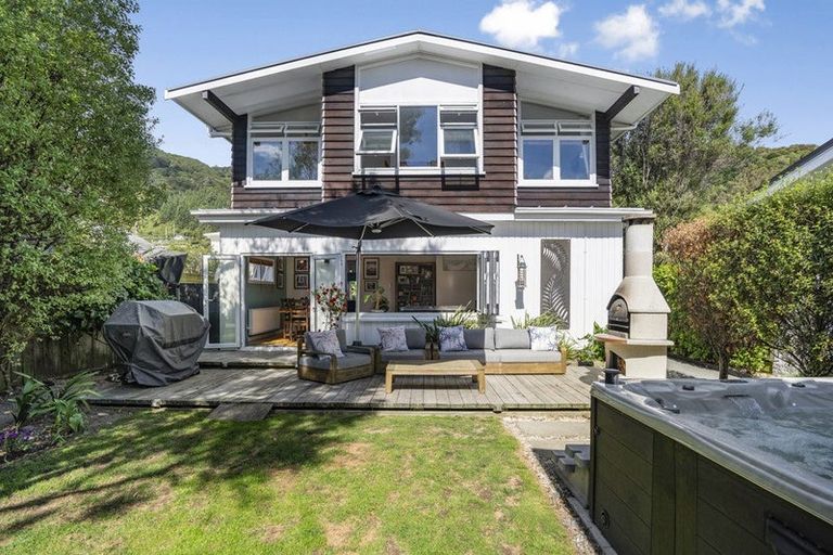 Photo of property in 25 Marine Parade, Eastbourne, Lower Hutt, 5013