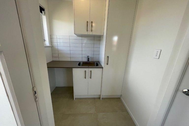 Photo of property in 35 Tarata Crescent, Mangere Bridge, Auckland, 2022