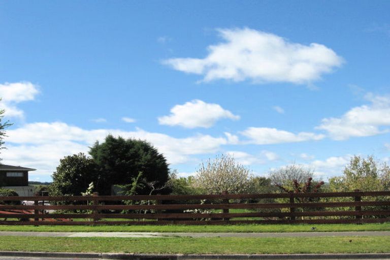 Photo of property in 16 Reeves Road, Acacia Bay, Taupo, 3330