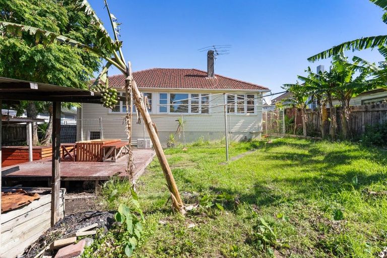 Photo of property in 81 Onewa Road, Northcote, Auckland, 0627