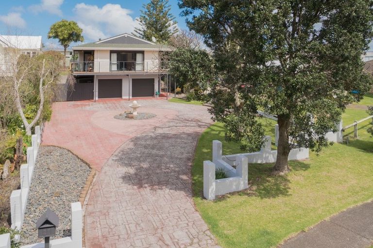 Photo of property in 27 Kiwi Esplanade, Mangere Bridge, Auckland, 2022