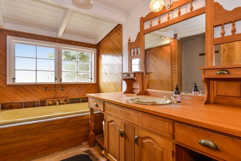 Photo of property in 5 Staley Road, Parau, Auckland, 0604