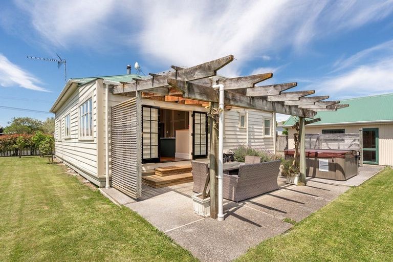 Photo of property in 98 Jellicoe Street, Martinborough, 5711